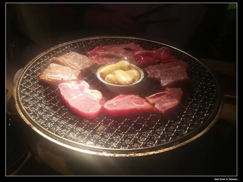 [三兩炭火燒肉]真真正正的炭火燒肉, 但是火沒有很旺, 烤得很慢, 吃不飽...
