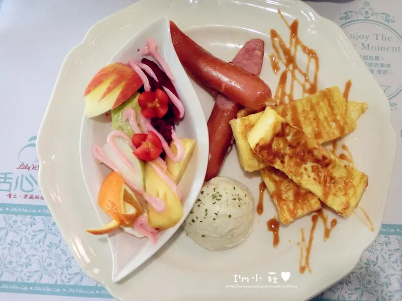 恬心朵朵餐廳-台中向上北路店。二訪。近勤美平價義大利麵燉飯焗烤牛排早午餐下午茶鬆餅!可以指定圖案的拉花咖啡!可以帶寵物喔!