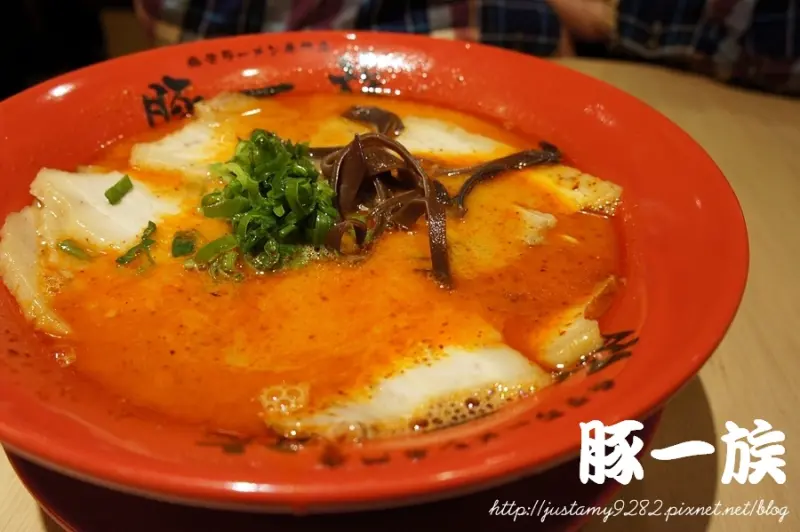 食記 ☞ 捷運市府站。阪急百貨 ▍豚一族 ▍吃不飽不要緊，「麵」追加一球~~~《免費》!!!