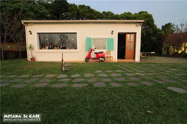  MITAKA 3e CAFE✪黃昏×夜景×可愛元素(房子、車子、龍貓...)，悠閒放鬆的好去處~103.08.29        
      