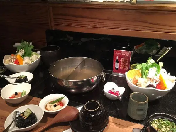 台北東區 養心殿精緻鍋物 - 市民大道單點火鍋店，養心飯很特別養生 