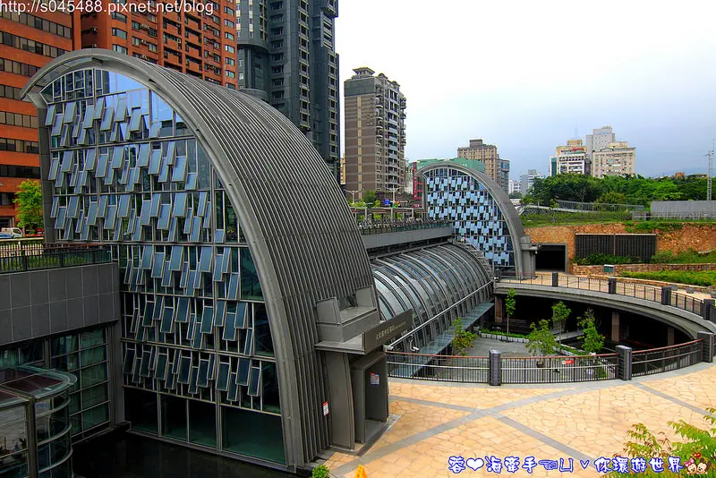 【台北】大安森林公園捷運站♥超美的捷運站，精彩的水舞秀