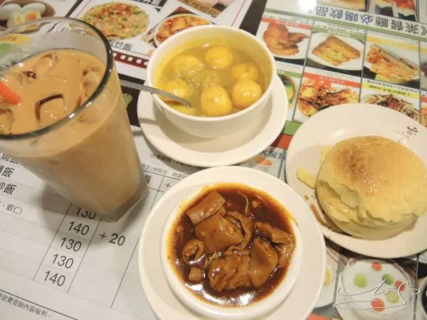 【永和 頂溪】# 港島 - 港式茶餐廳 ♠ 近樂華夜市  #乾炒牛河 / 麻辣蒸肥腸 好好吃►在台灣品嘗港澳好滋味