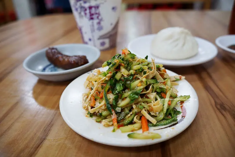 【台中西屯】曉明湯包 - 凌晨3:30就有得吃了.豆皮三絲必點.小鳥胃的湯包也可以點一顆.湯汁多不油膩