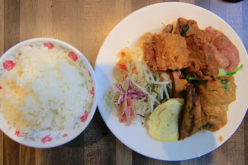 吃。高雄|岡山區。飄香超過ㄧ甲子，老宅裡面品嚐平民小吃，用餐時間客人滿滿，整體餐點美味定價偏高一些「心心食堂」。