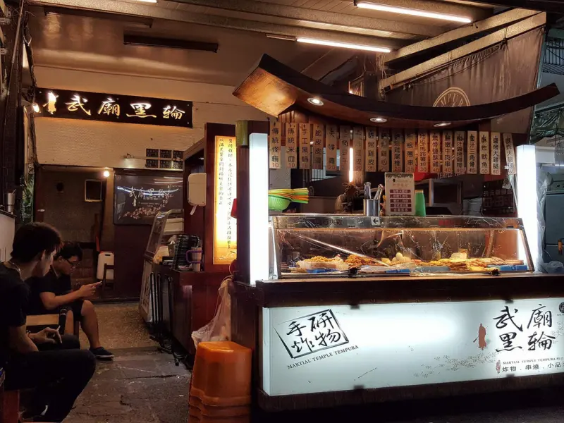 【高雄宵夜】武廟黑輪。銅板價邪惡雞排。單車客老闆