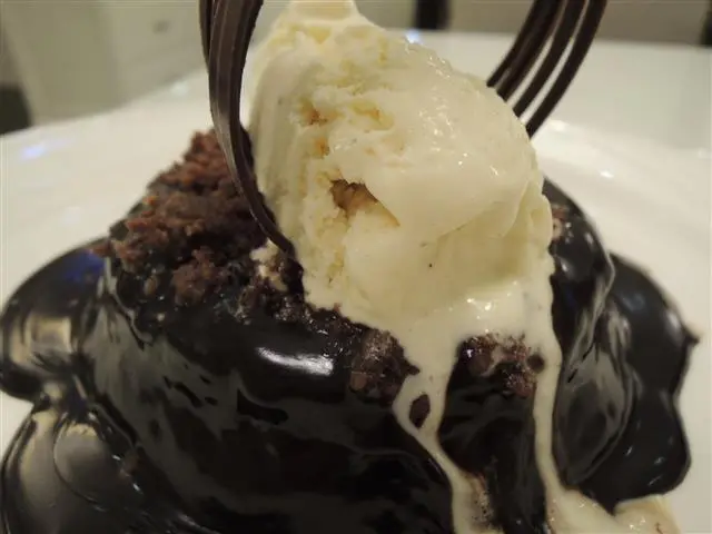 板橋大遠百店 Kaffee Amadeus 阿瑪迪斯時尚咖啡館 奧地利沙河蛋糕 熱騰騰佐比利時冰淇淋  經典歐式下午茶 水晶燈氣質登場