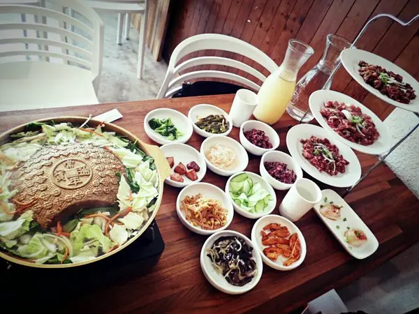 【Cyndi試吃體驗】台中│TOFU 35(文心店)。我在咖啡廳裡面享用銅盤烤肉!?﹝肉盤三層下午茶、韓式小菜&紫米飯吃到飽﹞