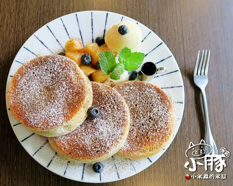 【台中美食】小豚輕食Kobuta Brunch~漢堡口味超驚奇，日式厚鬆餅超美味~♥♥♥