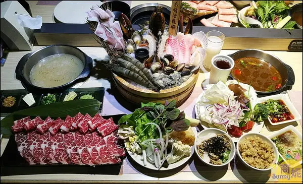 台中火鍋吃到飽 。上澄鍋物。30多種生鮮野菜、飲料、麵食無限放題 爆量木桶活龍蝦推薦必點!              