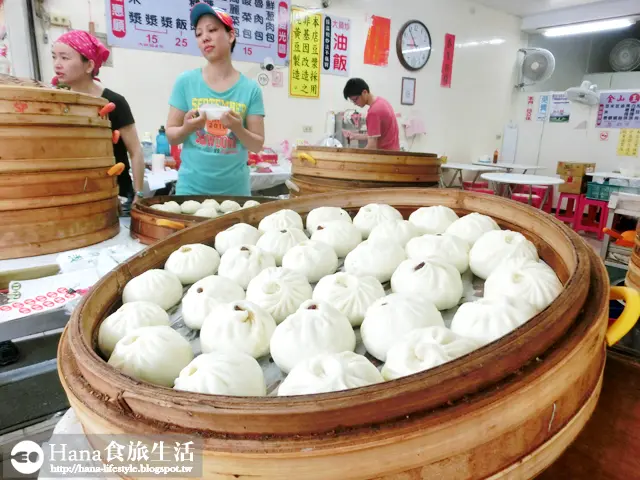 
【新北金山】金山王肉包 | 二十多年人氣排隊美食 古早味紅豆包、有點油魯肉包、清甜多汁鮮蔥肉包最好吃

