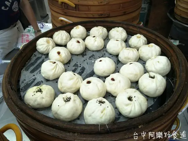 【新北美食】金山肉包  ||  蔥香肉包一口咬下充滿肉汁，香味撲鼻，不愛包子的絕對會改觀。