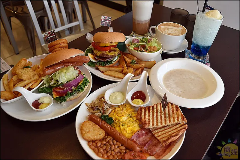 台中必吃英式早午餐。漢堡巴士BURGER BUS。一樓藝文展、二樓英式工業風裝潢文青必訪。餐點份量紮實清爽美味推薦英式壓烤漢堡、英式傳統早午餐