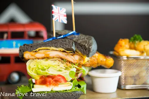 台中Burger Bus漢堡巴士。首創英式黑漢堡,整隻雞腿排漢堡超霸氣,超夯人氣早午餐不到12點客滿 - Nana愛旅行札記