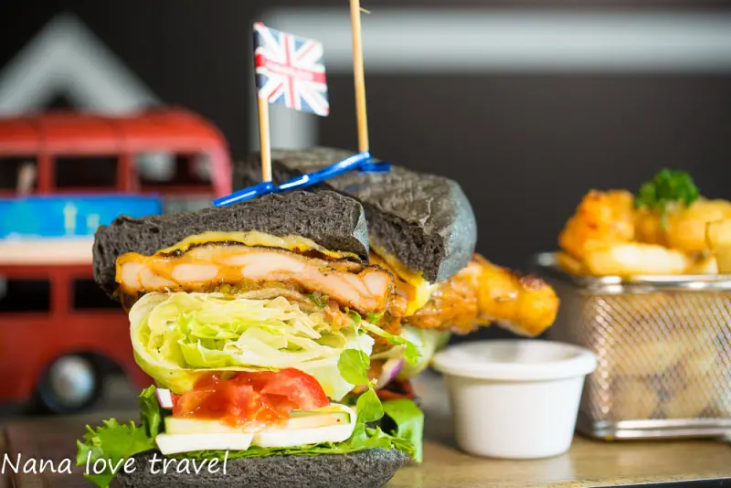台中Burger Bus漢堡巴士。首創英式黑漢堡,整隻雞腿排漢堡超霸氣,超夯人氣早午餐不到12點客滿 - Nana愛旅行札記