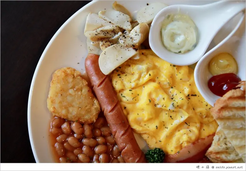 [台中早午餐.東區] Burger Bus 漢堡巴士：CP值高早午餐！旱溪夜市附近,親子家庭好選擇！超喜歡有花椰菜的綠寶石牛肉漢堡.燕麥粥好吃到想學來自己做～