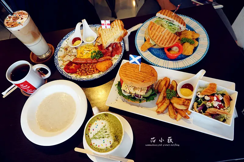 Burger Bus 漢堡巴士。台中東區旱溪夜市附近全台第一間英式漢堡店，提供號稱世界最豐盛的早餐-英式傳統早餐，英倫風格，一起搭著巴士去旅行吧!