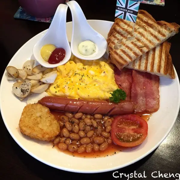 【台中美食推薦】Burger Bus 漢堡巴士 英倫風格美味早午餐 還有沒想到搭配花椰菜也那麼好吃的綠寶石漢堡 (東區 美式 英式 早餐)