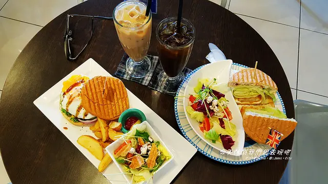 [台中♥東區]漢堡巴士。Burger Bus漢堡巴士英式早午餐。嚐嚐獨門口味的漢堡。