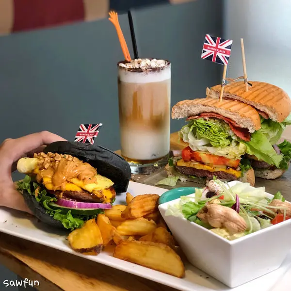 【台中美食】漢堡巴士 burgerbus 旱溪夜市附近高CP英式早午餐 讓人念念難忘的黑竹炭堡 英式燕麥粥 必拍哈利波特九又四分之三月台