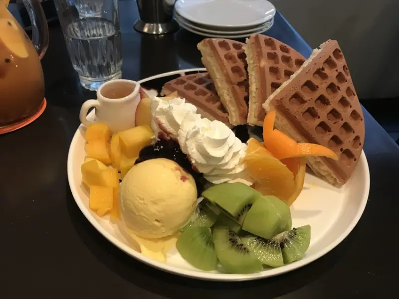 咖啡弄 忠孝店｜陳皮的日常 超厚鬆餅美味且大份量 台北超強排隊美食屹立不搖