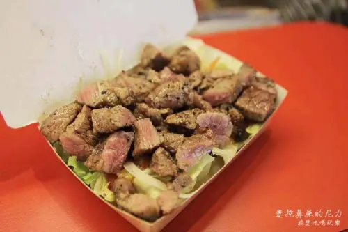 『食記』高雄夜市。火燒的牛之霜降牛、松板豬新嫩美味（末文免費送）