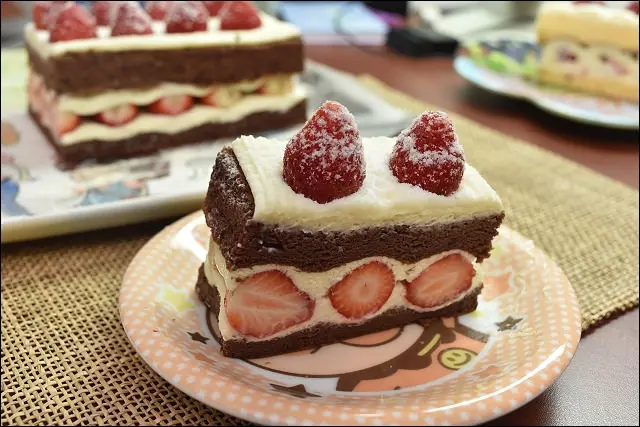 《團購美食/捷運淡水信義線/劍潭站》士林宣原草莓蛋糕專賣店~宅配已經排到明年二月，周末現場排隊至少得在開門前半小時到！