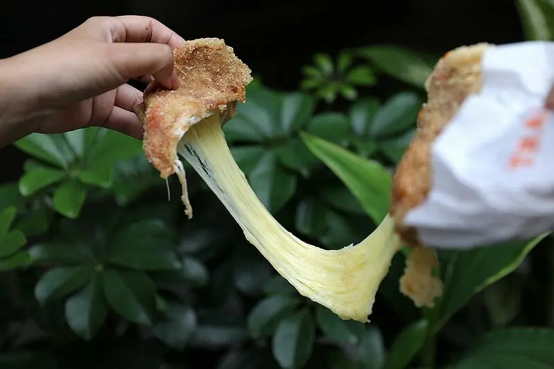 起司控吃起來！超浮誇「轟炸雞排」會牽絲的邪惡起司雞排