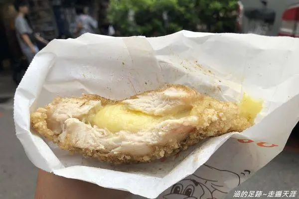 [食記] 台北光華商圈美食 - 轟炸雞排 ~ 超好吃爆漿起司雞排，起司多到會牽絲喔！