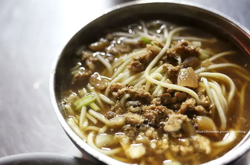 【南投小吃】雨傘店 阿川麵店 - 沒有賣雨傘的超人氣在地隱藏小吃.看心情開店.寶島眼鏡斜對面.近胡國雄古早麵.清玉飲料隔壁.仁愛公園旁