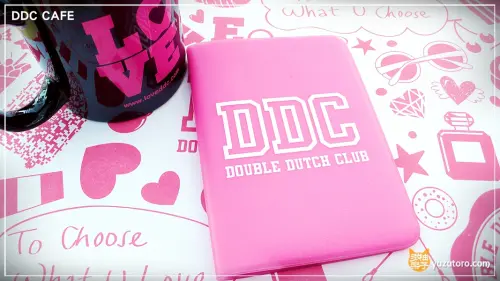 DDC CAFE：勁爆桃紅與一堆燦爛色彩拼裝出的輕食下午茶餐廳