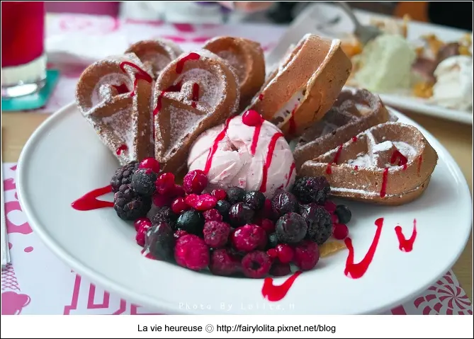 《北市大安區♥食記》DDC CAFE。女孩兒們的夢幻下午茶，愛心鬆餅好療癒呀！