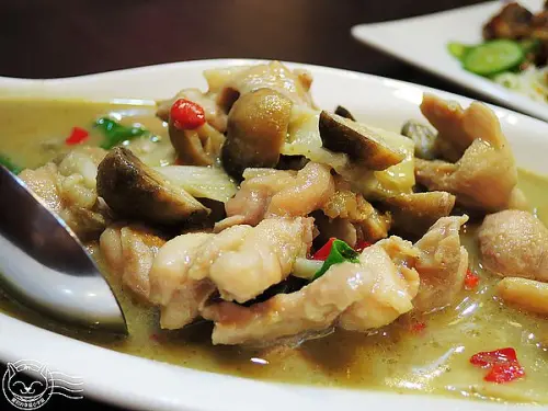 ※ 二分之一泰式小館 ※ 【星羽愛美食-台中】便宜好吃泰式料理，商業四人套餐CP值直衝天際，料多味美還附飲料~        
      