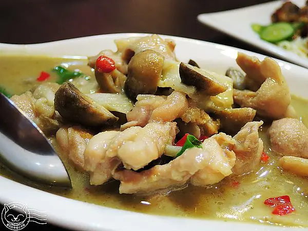 ※ 二分之一泰式小館 ※ 【星羽愛美食-台中】便宜好吃泰式料理，商業四人套餐CP值直衝天際，料多味美還附飲料~        
      