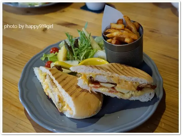 [台中勤美商圈]藏身巷弄二樓的輕食咖啡廳。推~早午餐帕尼尼★hecho做咖啡