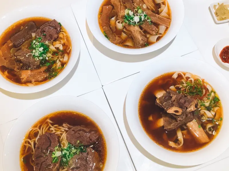  ♚食記♚台北大安【 天下三絕 】天下絕品牛肉麵 特級三爪全筋麵 極品牛B腱麵  天下三絕牛肉麵 千張茄子 桂花香芋 紅燒烤麩 招牌滷味拼盤 桌菜 高級牛肉麵 