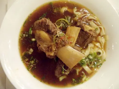 【捷運忠孝復興站】台北東區!天下三絕頂級牛肉麵搭配上等紅酒~