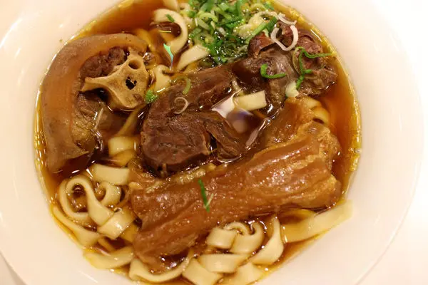 【台北東區】捷運忠孝復興巷弄內黃金湯頭頂級牛肉麵-天下三絕麵食館