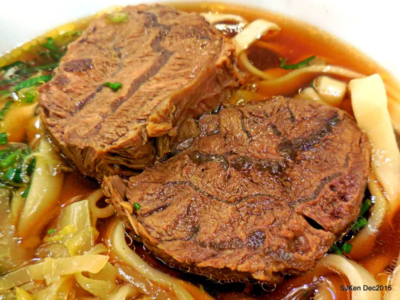 台北東區捷運忠孝復興頂級牛肉麵「天下三絕麵食館」 --- 嚴選食材用心調味，精緻養生牛肉麵與紅酒珍饈料理。 