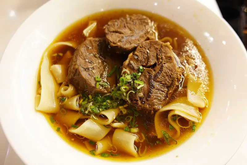 (胖樺食記)台北東區推薦美食「天下三絕麵食館」/捷運忠孝復興站餐廳/五星級牛肉麵配紅酒/有素食/生日麵