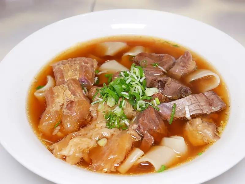 台北必比登牛肉麵，滷味拼盤也超好吃必點，結合紅酒的牛肉麵超有質感，不愧是北部夯店-天下三絕