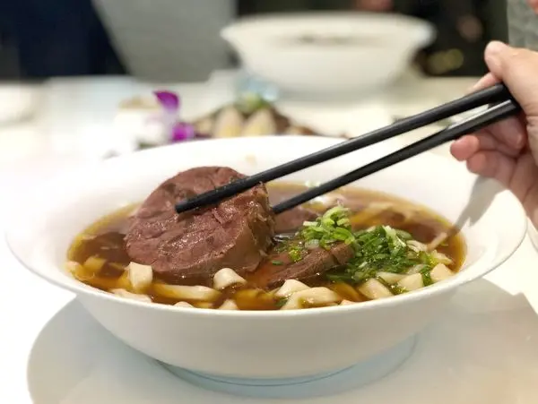 【台北。忠孝復興站美食】天下三絕麵食館。挑逗你的味蕾，牛肉麵也能吃出品味