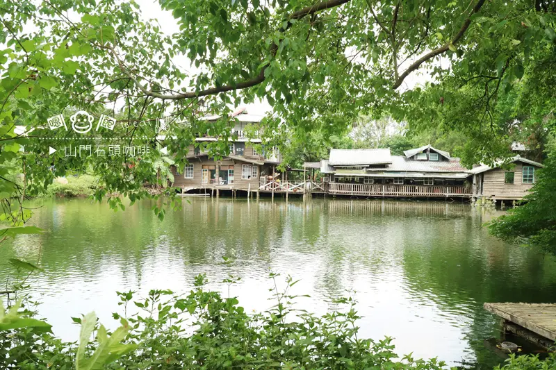 「食記⁂嘉義竹崎」石頭山門咖啡，座落於水上的咖啡屋，復古懷舊還有十足健康菜菜小火鍋