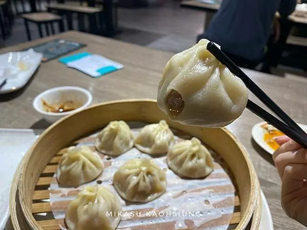 ∥高雄/食．鳳山∥宜景園餐館北方麵食 ๑鳳山人氣餐廳！黑金色流沙包超吸睛 20年老字號麵食專賣店