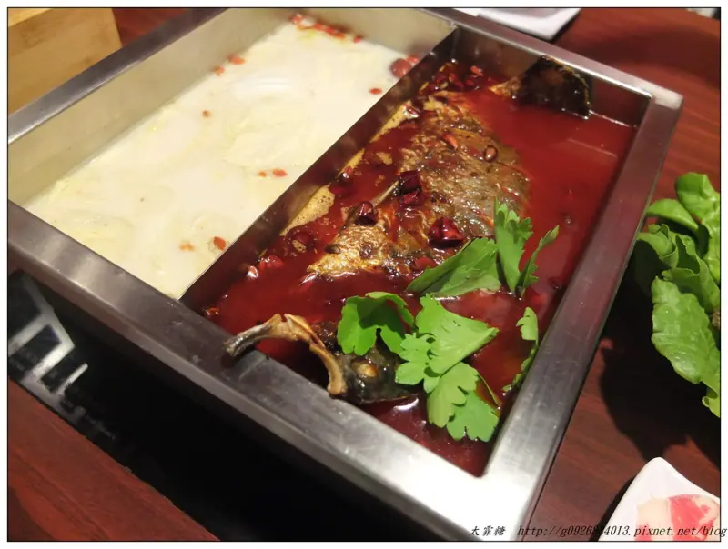 【新北市】新店區。「紅門宴四川麻辣鴛鴦火鍋」道地的四川麻辣鍋。獨家"重慶烤魚鴛鴦鍋"