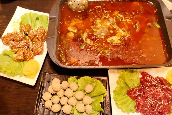 紅門宴川味麻辣鴛鴦鍋~重慶烤魚乾鍋 一吃兩吃海陸全包 新店/板橋麻辣鍋推薦