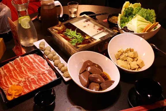 【羽諾食記】紅門宴(板橋店)~道地四川麻辣鍋