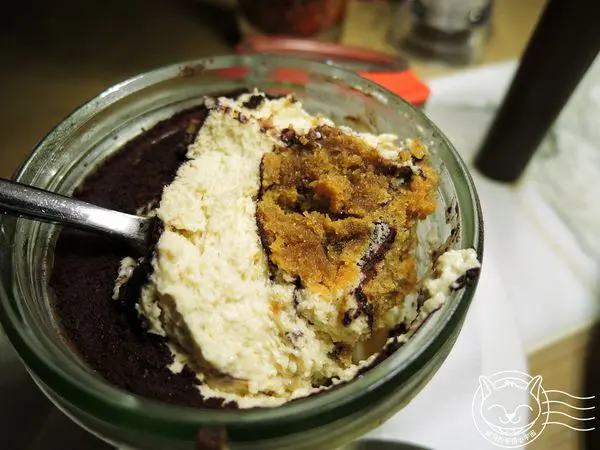 【星羽愛美食-台中】環境排場還不錯，自助點菜端菜有點累，寬版麵感情太好通通黏做夥~Vapiano。        
      