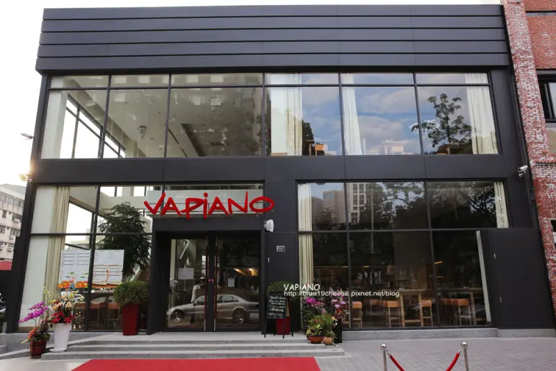 台中 VAPiANO - 空間舒服.朋友聚會的好所在.我好想繼續慵懶的賴在沙發上接著吃下午茶喔