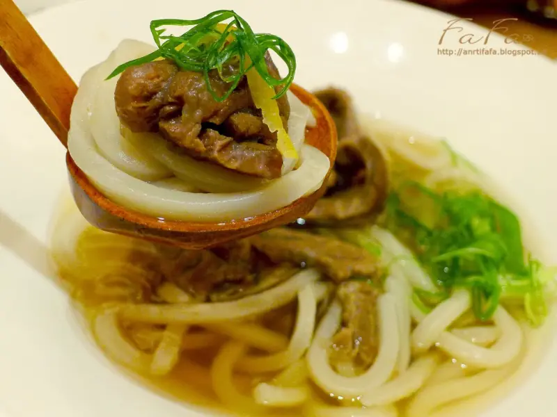 
[食記] 嘉禾屋 。 精心淬鍊金黃高湯與斑點穀物烏龍麵
